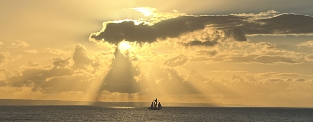 Ozean mit Schiff und Sonnenaufgang