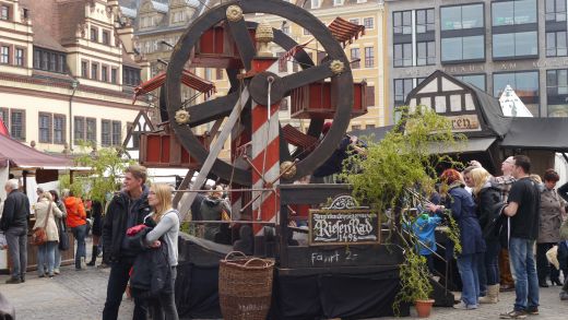 Riesenrad vor dem Rathaus