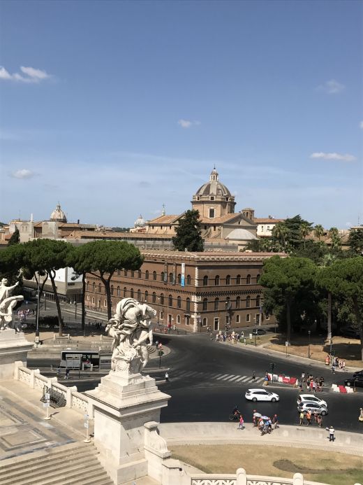 Palazzo Venezia vom Nationaldenkmal gesehen. Rom