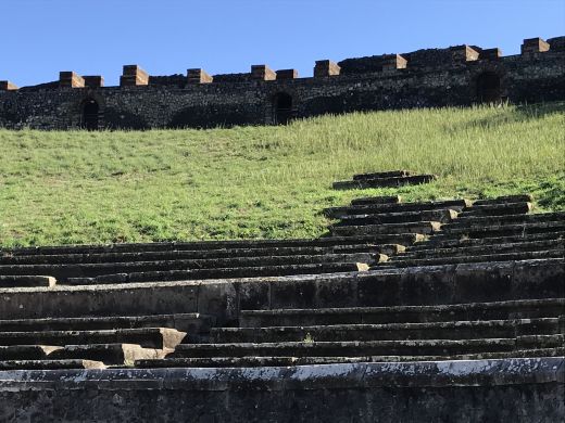 Im Jahre 59 n. Chr. kam es nach einem Bericht des Historikers Tacitus im bis zu 20.000 Zuschauer fassenden Amphitheater während eines Gladiatorenkampfes zu blutigen Krawallen mit Besuchern aus der Nachbarstadt Nuceria.